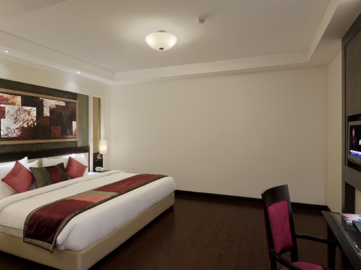 Inde Hotel Vista Woods Huda City Centre, Gurgaon Eksteriør billede