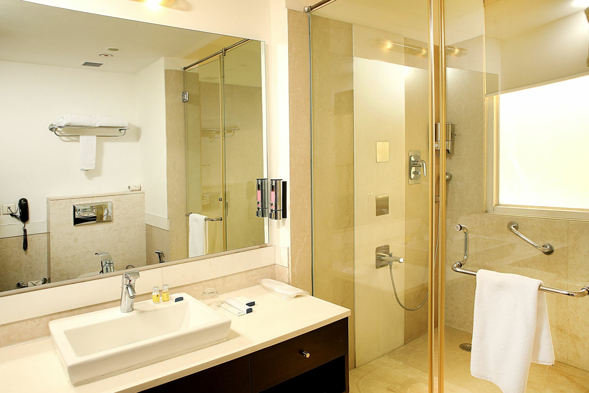Inde Hotel Vista Woods Huda City Centre, Gurgaon Eksteriør billede